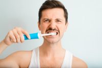 10 اشتباه رایج در هنگام مسواک زدن